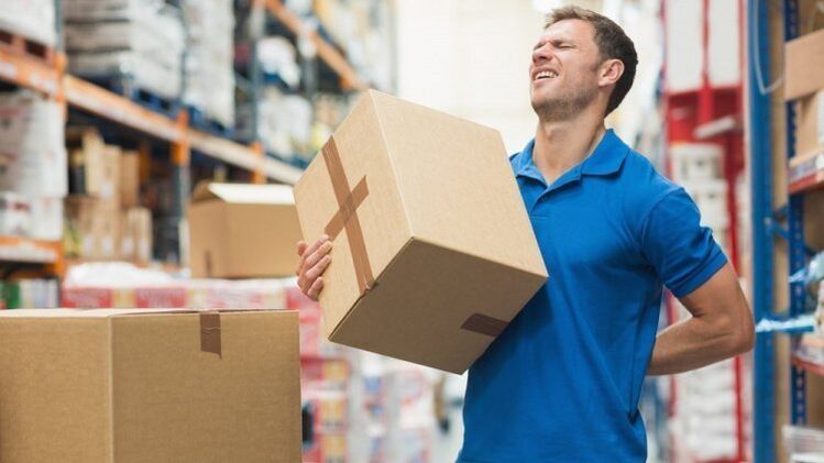 ból pleców podczas podnoszenia ciężarów